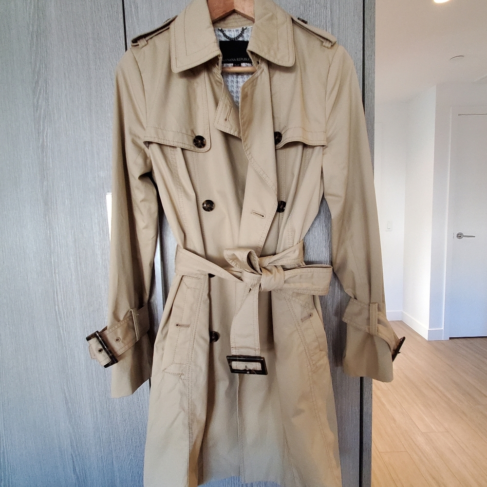NWOT Banana Republic trenchcoat